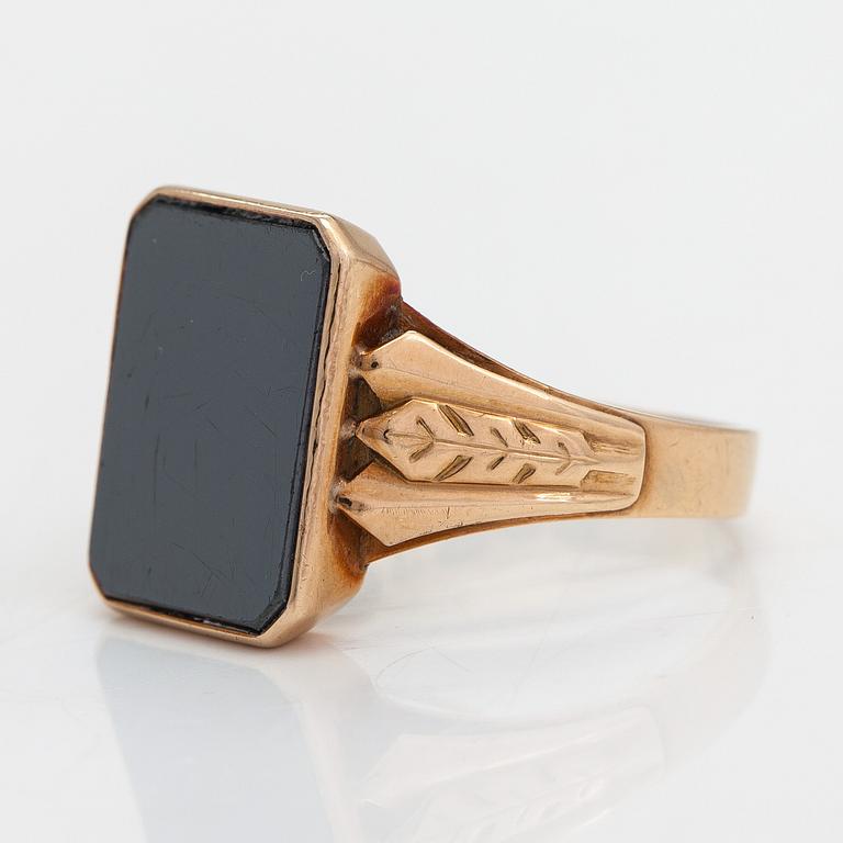 Ring, klackring, 14K guld med hematit, Juho Kantola, Kokkola 1956.