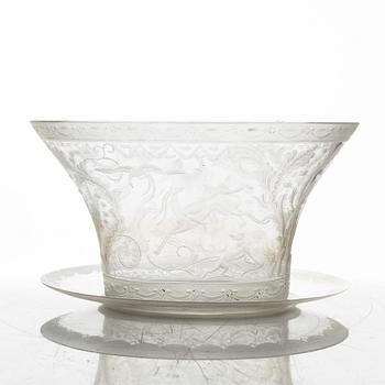 Simon Gate, an engraved glass bowl with plate, Orrefors 1925, model 128.