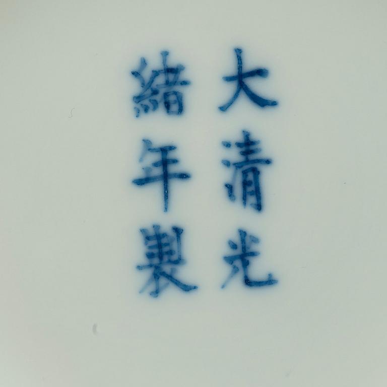 SKÅLFAT, ett par, porslin, Qing dynastin, Guangxu (1874-1908) märke och period.