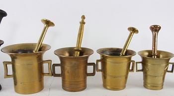 MORTLAR, 9 st, 17-1900-tal, malm, trä och gjutjärn.
