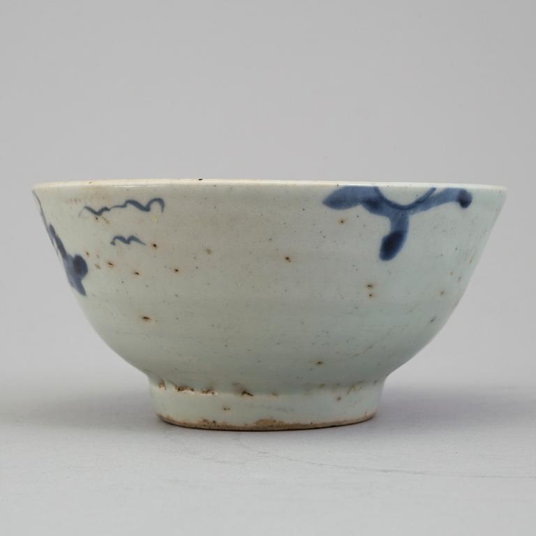 A CHINESE PORCELAIN BOWL AND FOUR PLATES, 18th/19th century.