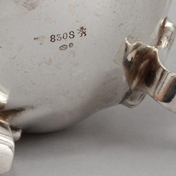 KAFFESERVIS, 3 delar, silver, rokokostil, svenska importstämplar, omkring 1900-talets mitt, vikt 1190 gram.