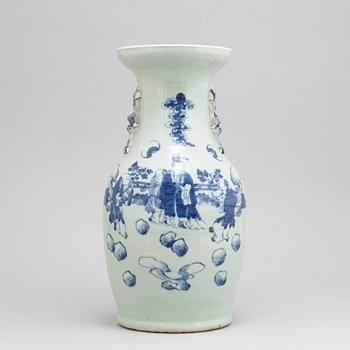 A Chinese porcelain vase, late Qing dynasty, Tongzhi (1862-1874).