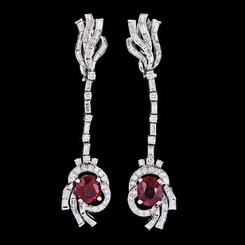 1250. A pair of ruby and diamond earrings, tot. app. 6 cts, resp. 3.5 cts. 1940's.