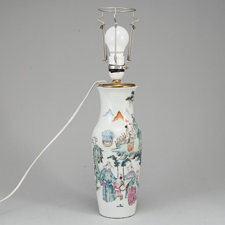 A famille rose vase, turned into a table lamp, Qing dynasty, late 19th century.