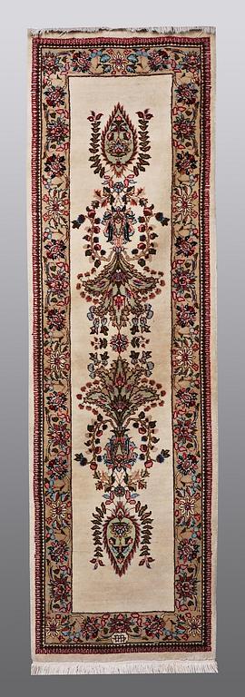 A runner, Tabriz, signerad Tabatabai, ca 210 x 65 cm.