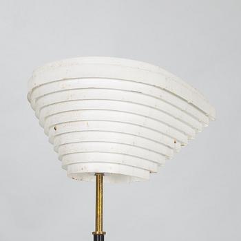 Alvar Aalto, 'Angel wing'  floor light model A 805, manufactured by Valaisinpaja Oy, late 20th century.