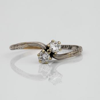 RING, platina, två diamanter, tot ca 0,4 ct, 1900-tal. Vikt ca 3 gram.
