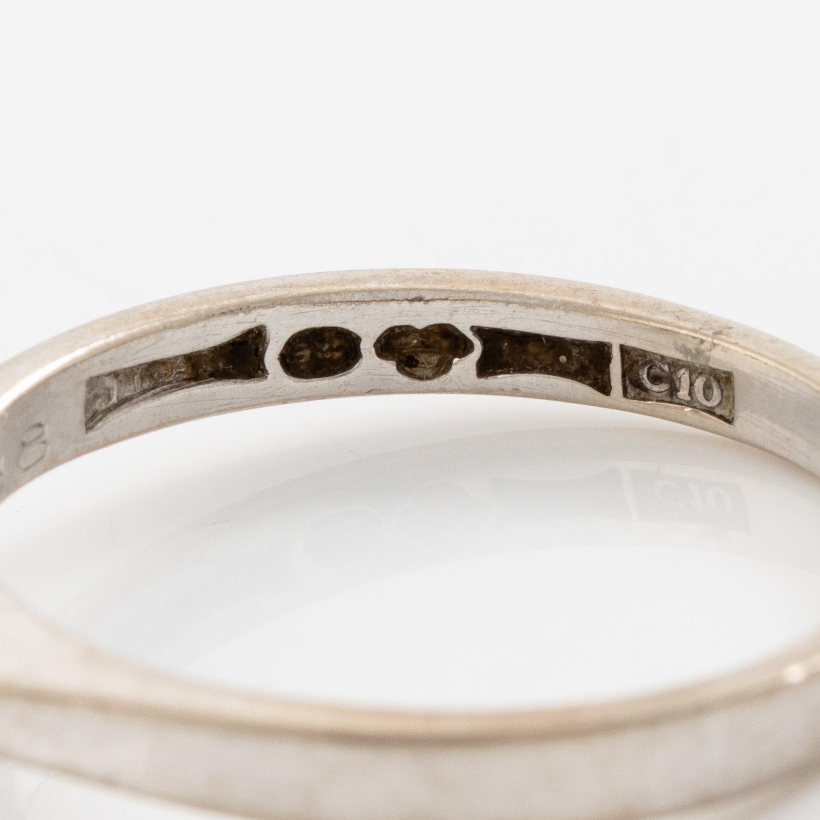 Ring 18K vitguld med en rund briljantslipad diamant.
