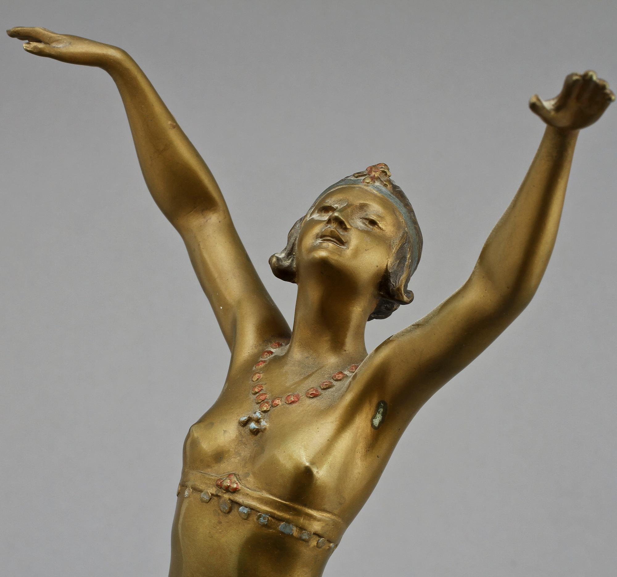 SKULPTUR, patinerad gulmetall, 1920-tal.