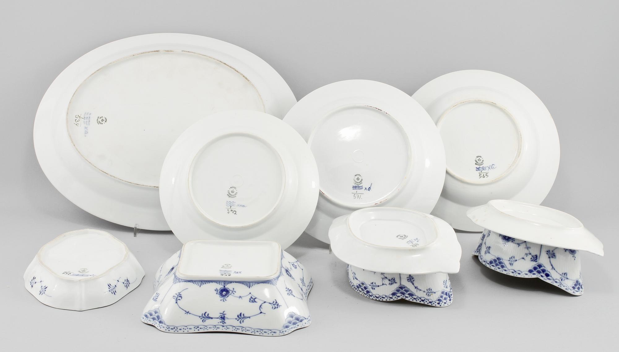 SERVISDELAR, 55 st, porslin, "Musselmalet", Royal Copenhagen, 1900-talets andra hälft.