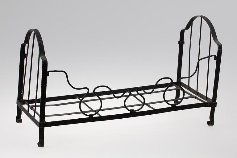 DOCKSÄNGAR, 2 st, 1900-talets första hälft.