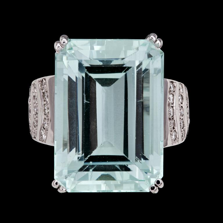 RING, step cut aquamarine, 23.25 cts and brilliant cut diamonds, tot. 0.98 cts.