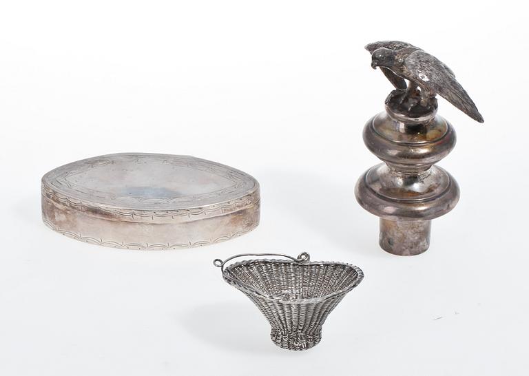 SNUSDOSA SAMT FLASKPROPP OCH MINIATYR, silver, otydl stämplar, Sverige resp Österrike-Ungern, 1800-tal.