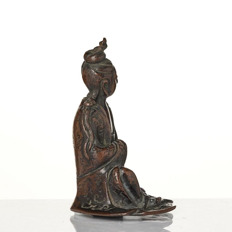An elegant bronze sculpture of Guanyin, 17th/18th century.