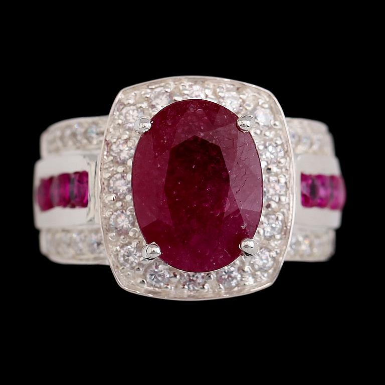 RING, vitguldspläterat sterlingsilver, rubin ca 4.95 ct, vita safirer tot ca 0.30 ct, mindre rubiner tot ca 0.90 ct.