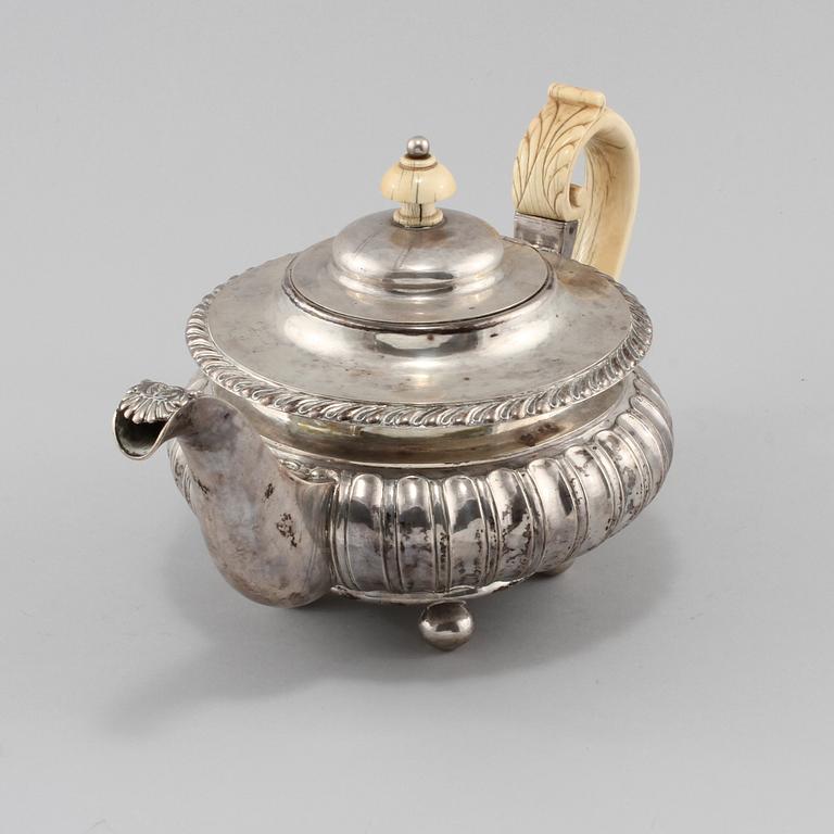 TEKANNA, silver, Gustaf Möllenborg, Stockholm, 1834. Vikt 1140 g.