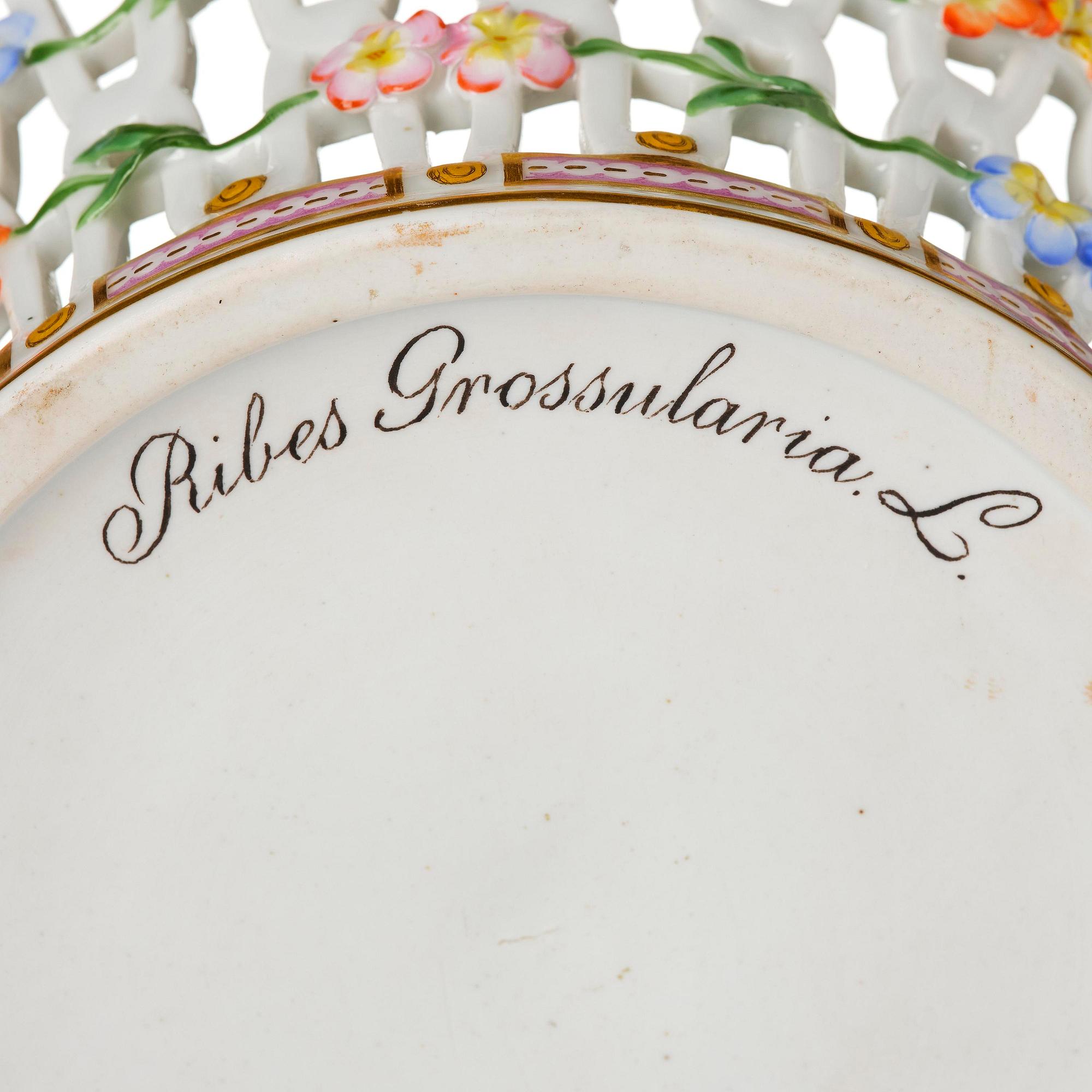 Gallerkorg med fat, porslin. 'Flora Danica', Royal Copenhagen, Denmark, 1900-tal.