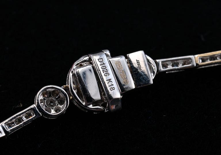 A NECKLACE, 830 brilliant cut diamonds 10.40 ct. H/si-I. Length 43 cm. Weight 47,9 g. SJL certificate nr. 4180.