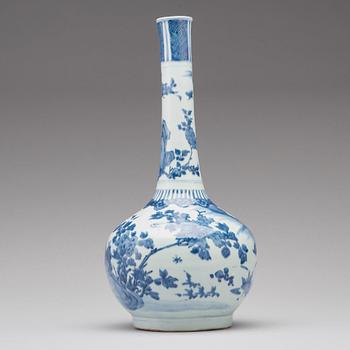 A blue and white figural vase, Qing dynasty, Transition, 17th century.