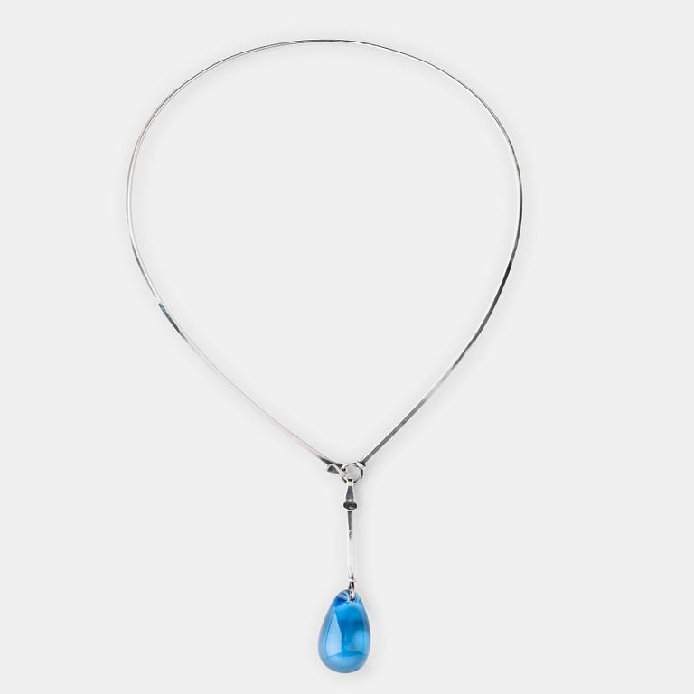 Vivianna Torun Bülow-Hübe, A Torun Bülow Hübe silver necklace with a drop shaped blue glass pendant, executed in Växjö 1963.