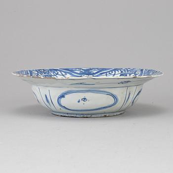 A blue and white kraak deep dish, Ming dynasty, Wanli (1572-1620).