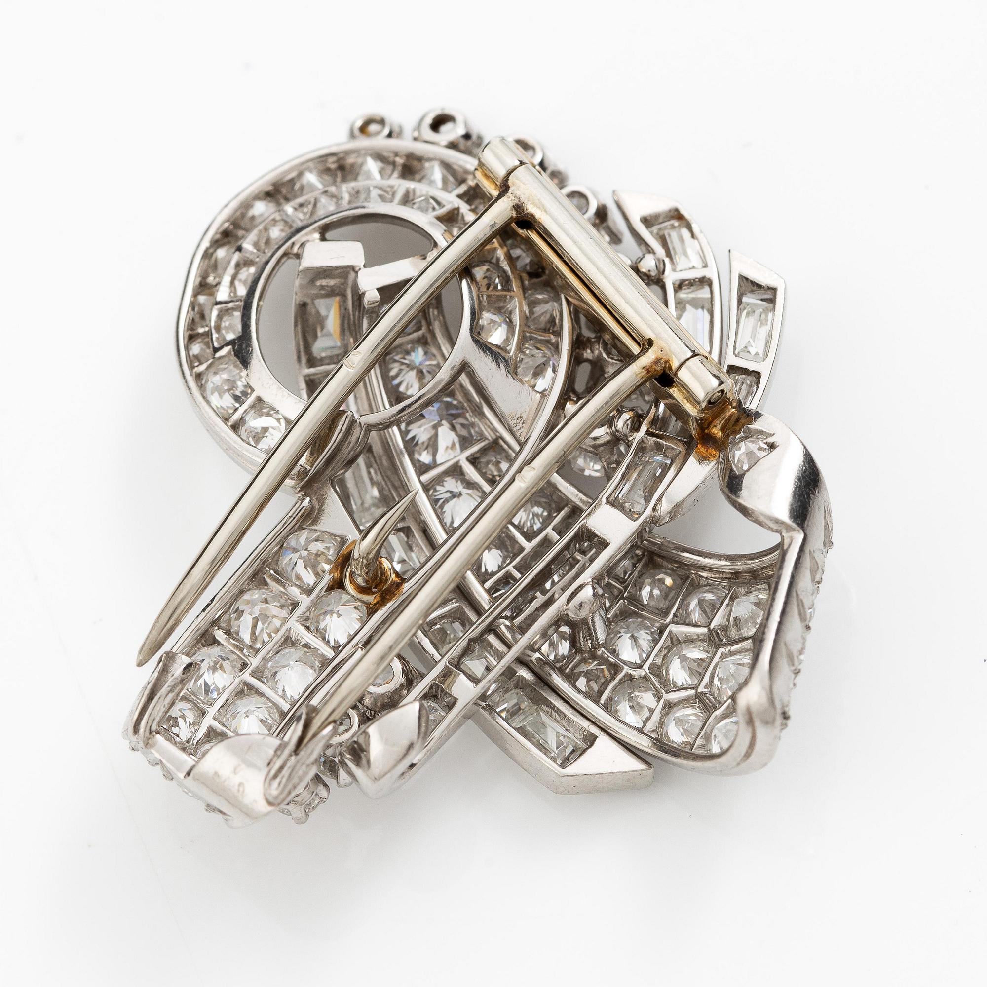 Broschclip platina med baguette-, åttkant- och runda briljantslipade diamanter, Art déco, Frankrike.