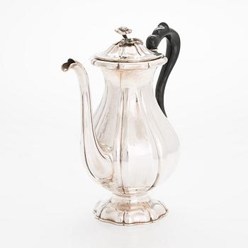 Gustaf Folcker, kaffekanna, silver, Stockholm 1844. Nyrokoko.