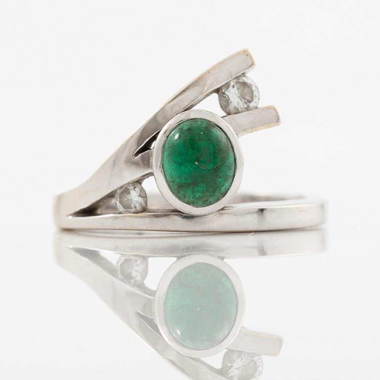 Ring, 18K white gold set with a cabochon-cut emerald and brilliant-cut diamonds.