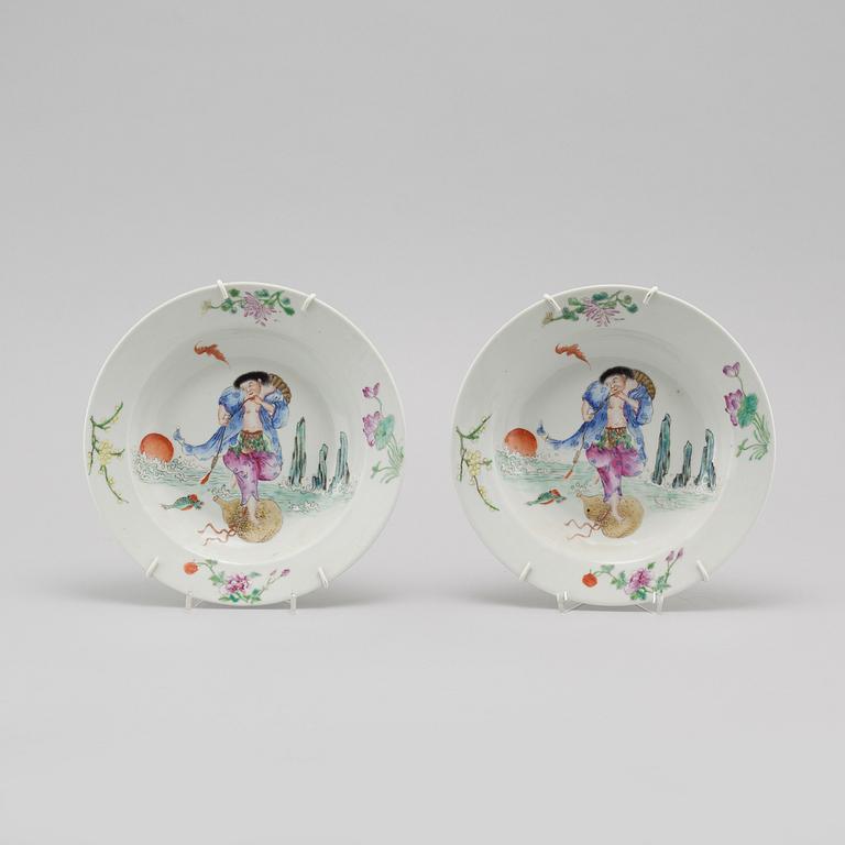 A pair of chinese porcelian dishes from the 20th century.