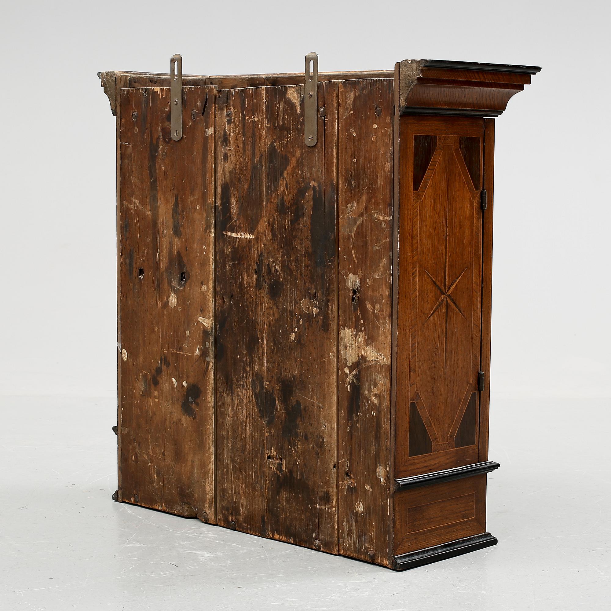 HÄNGSKÅP, senbarock, 1700-tal.