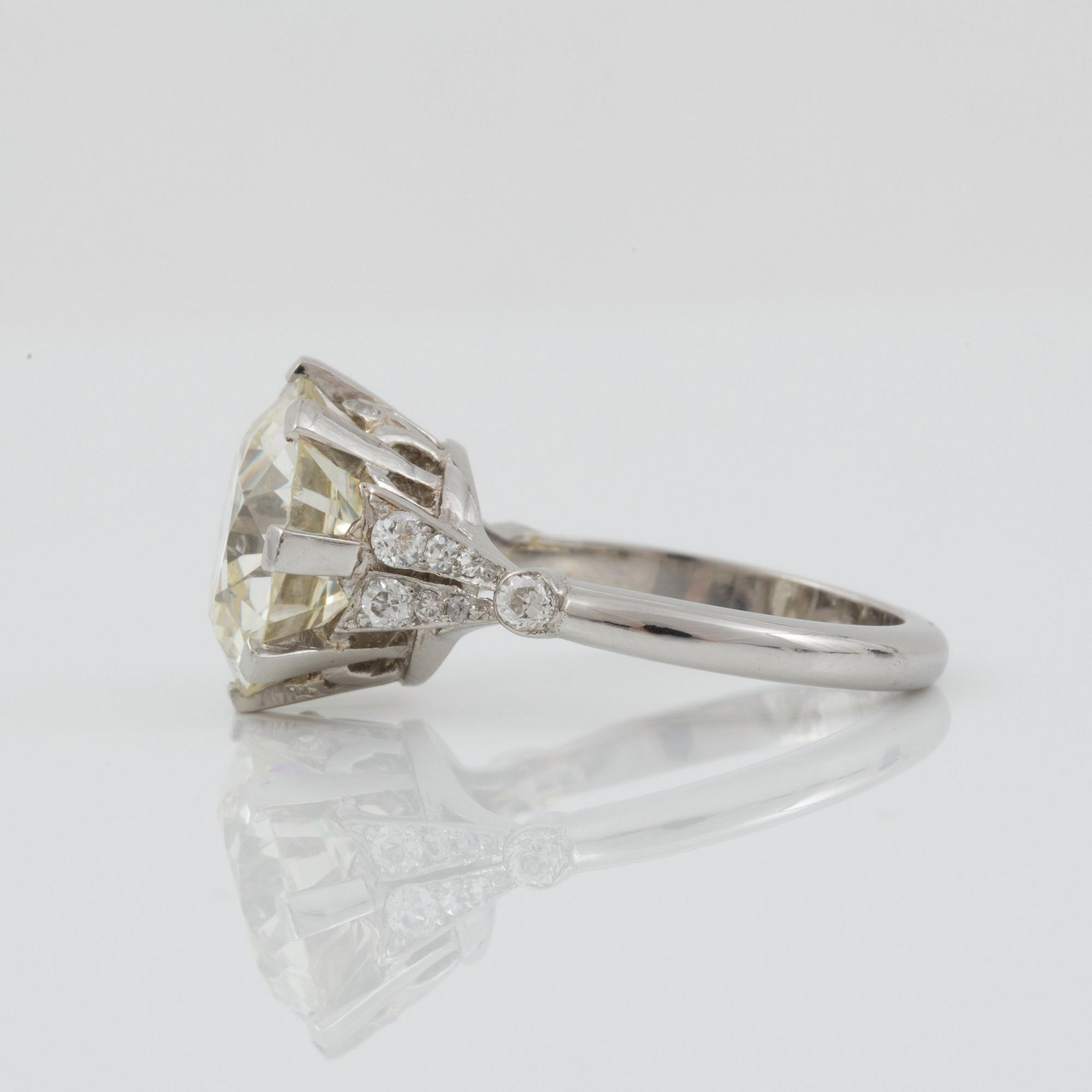 RING med gammalslipad, svagt kuddslipad, diamant ca 5.70 ct L/SI.