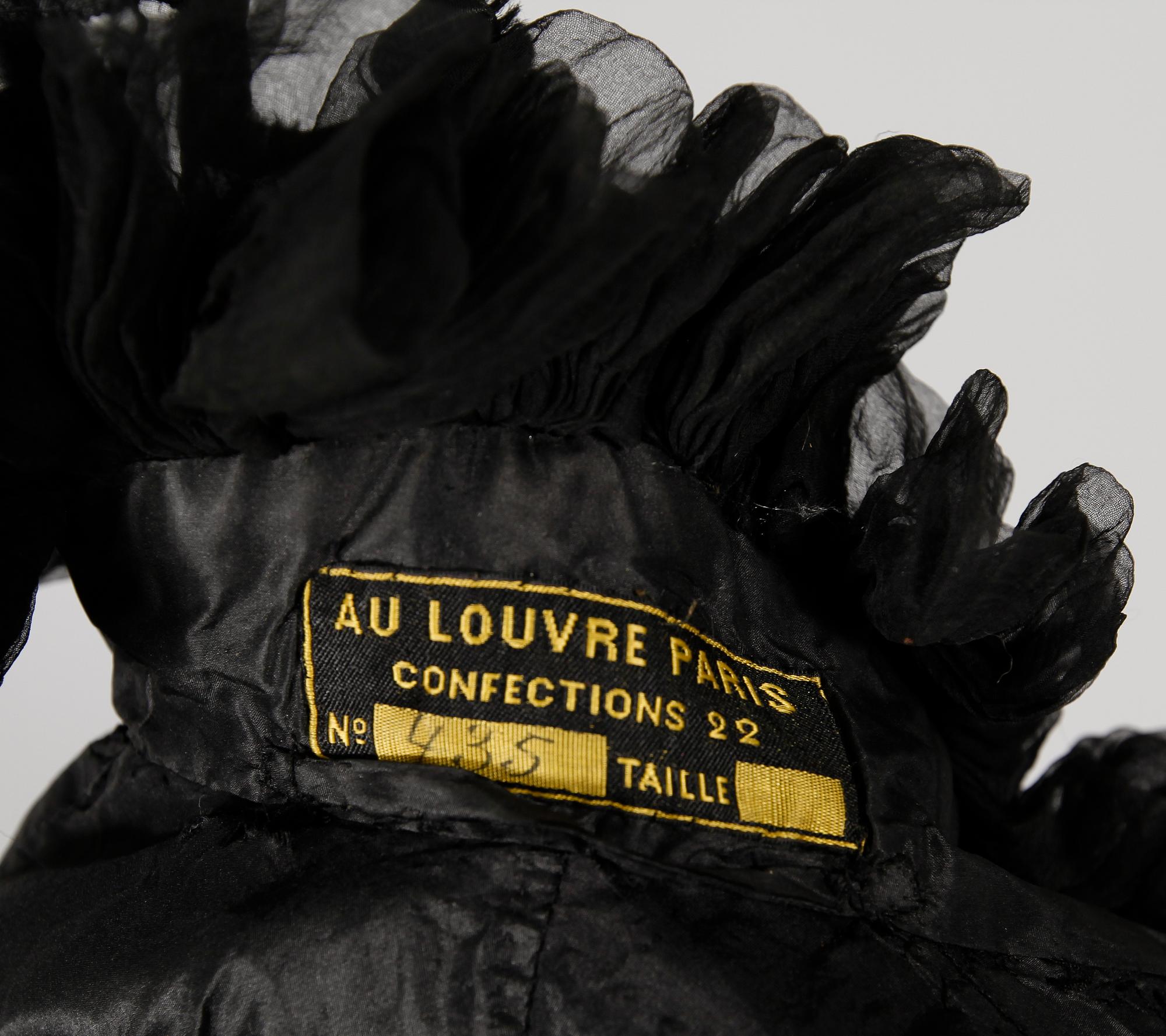 CAPE, svart siden, märkt Au Louvre Paris, Confections 22, No 435, sekelskiftet 1900.