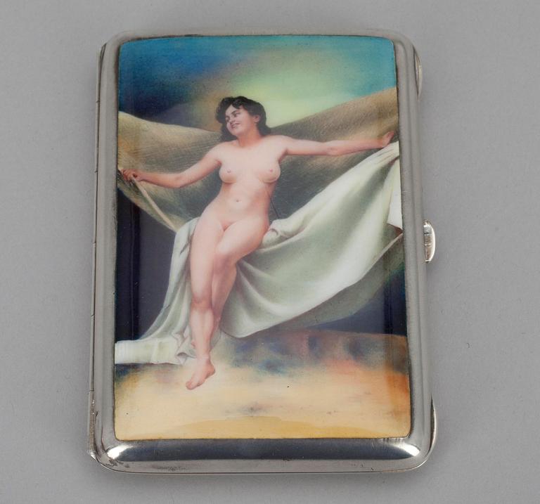 CIGARETTETUI, silver samt emalj, stämplad 830 ELW. 1900-talets början. Vikt ca 170 g.
