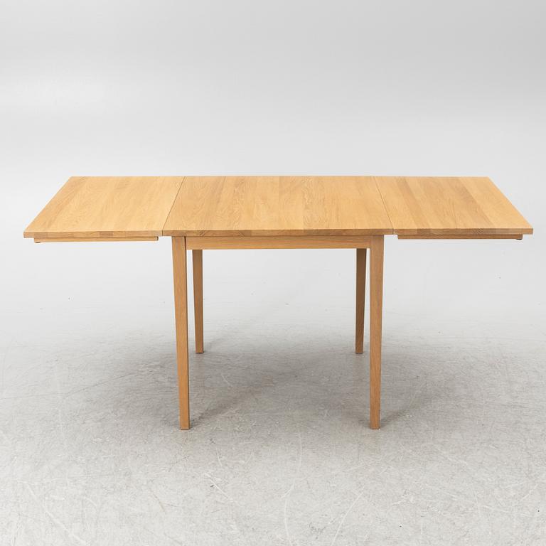 Dining table with leaves, 21st century.