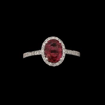 RING, 14k vitguld med oval rosa turmalin ca1,50ct och diamanter tot ca0,29ct.