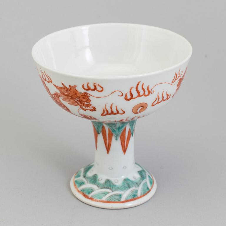 A large porcelain spoon and footed bowl, Qing dynasty, late 19th century.