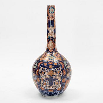 A large Japanese imari vase, 20th century.