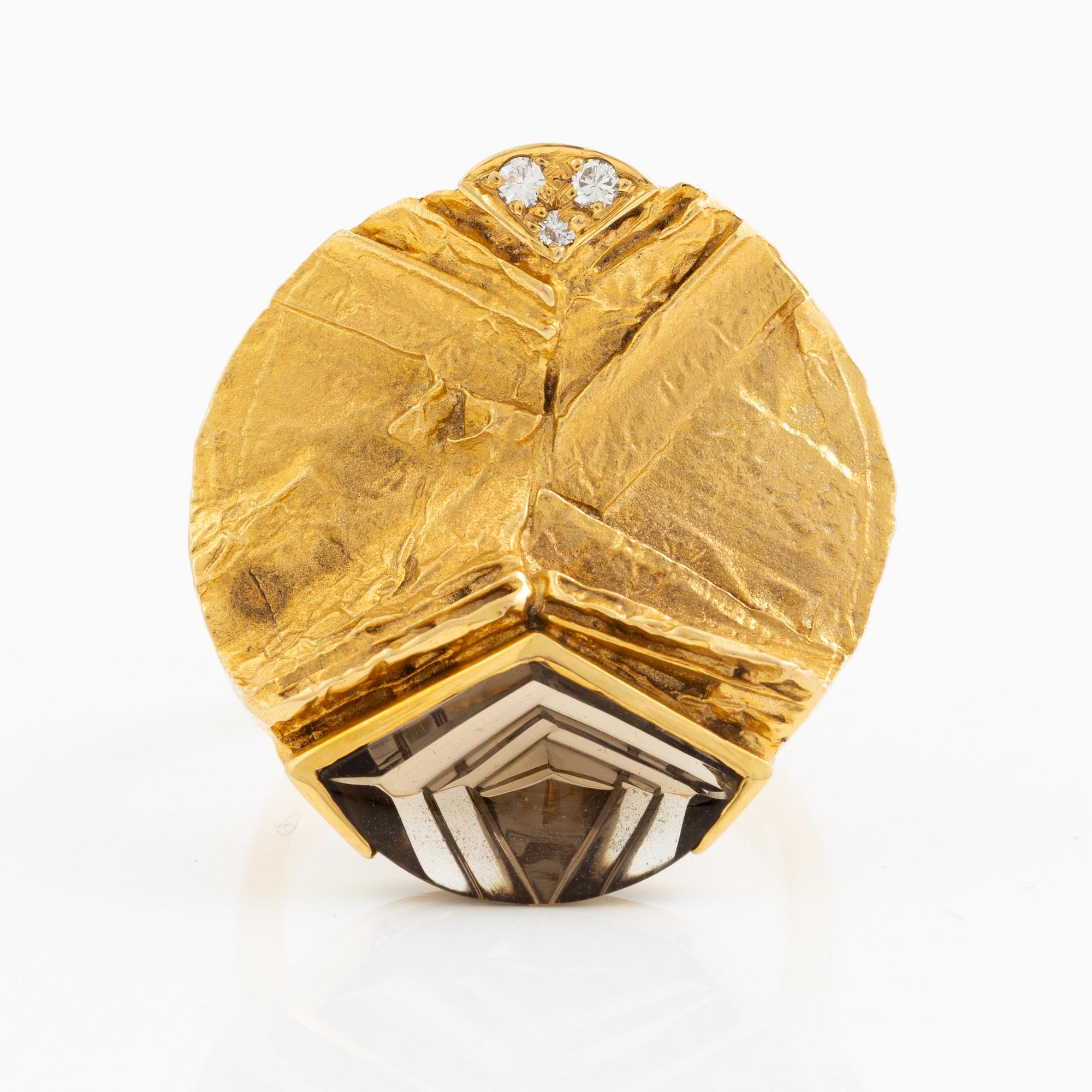 A ring, 18K gold with a fancy-cut smoky quartz and round brilliant-cut diamonds.