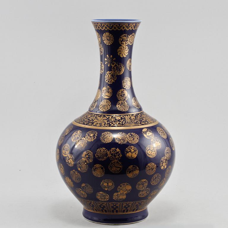 VAS, porslin, Kina, 1900-tal.