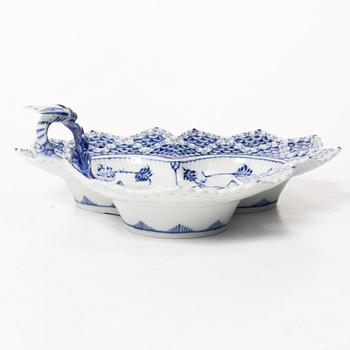 Royal Copenhagen, fat, porslin, "Musselmalet", helblonde, Danmark. 1974-1978.
