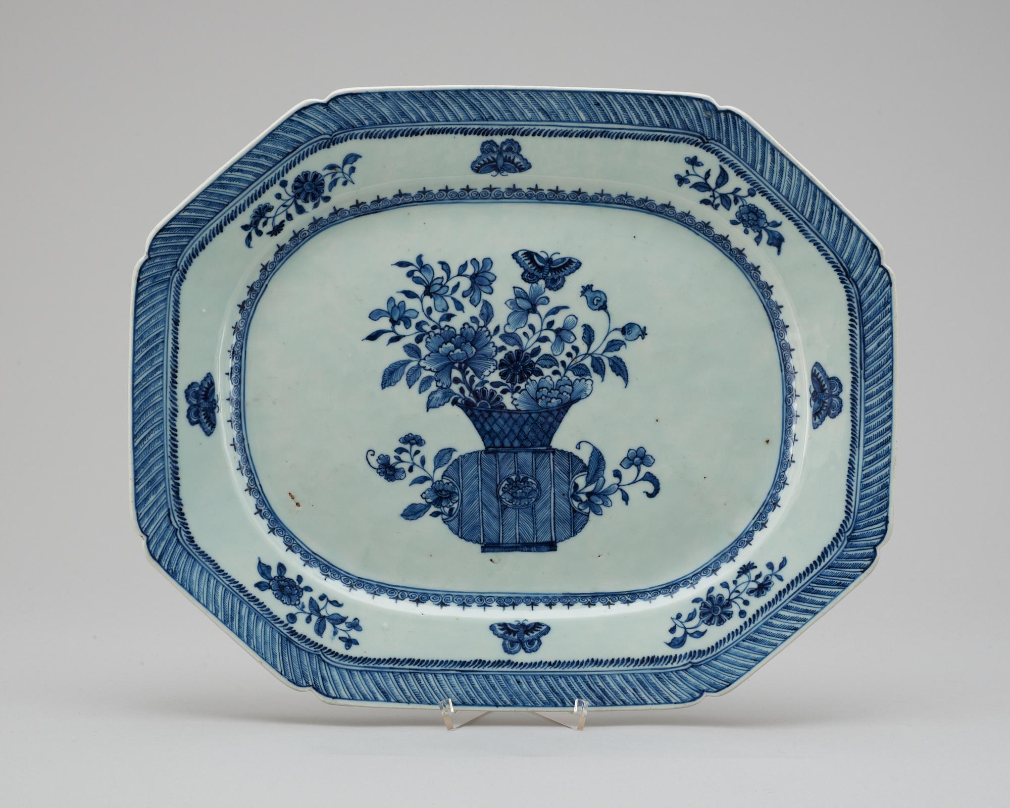 A blue and white serving dish, Qing dynasty, Qianlong (1736-95).
