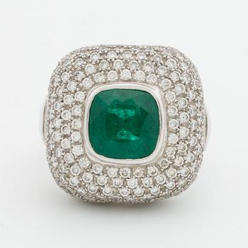 SMARAGDRING, 18K vitguld 1 smaragd ca 10 x 10 mm samt briljanter ca 3,5 ct.