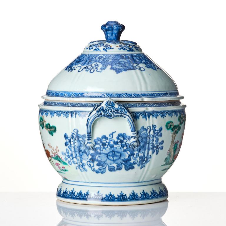 Terrin med lock, porslin. Qingdynastin, Qianlong (1736-95).