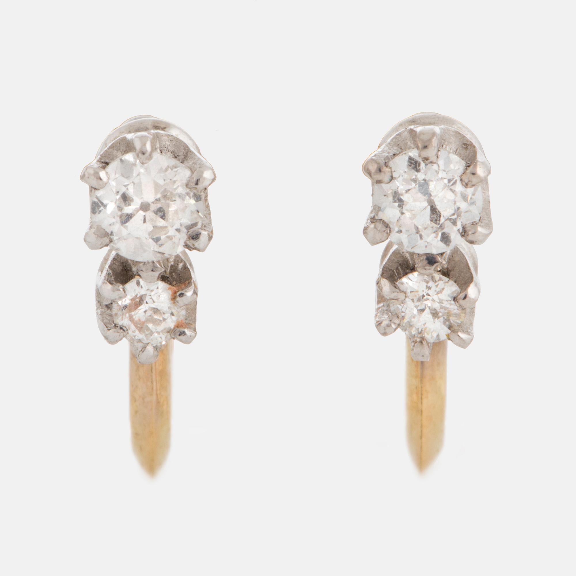 ÖRHÄNGEN, 18K guld med 4 små gammalslipade diamanter.