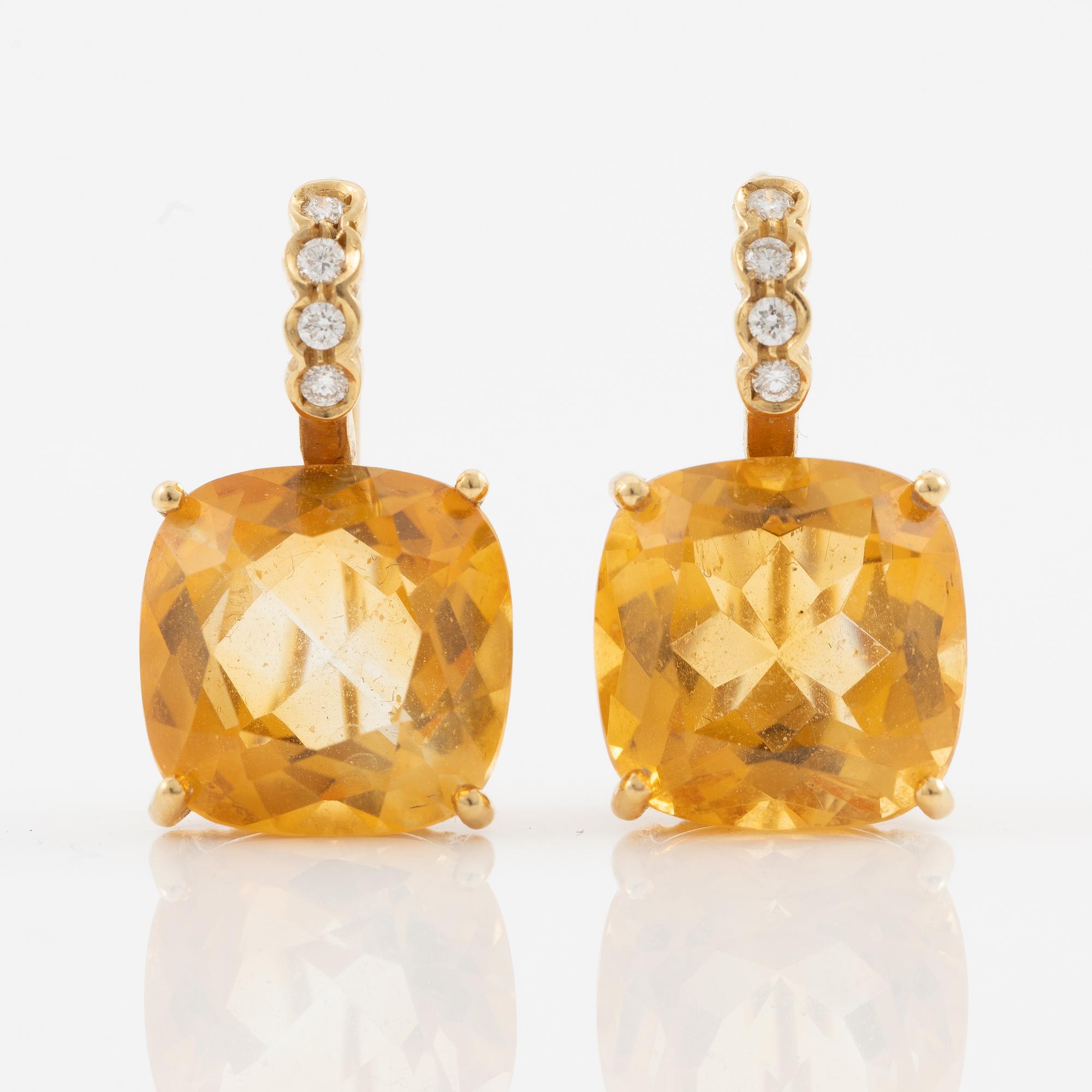 Örhängen, ett par 18K guld med citriner och briljantslipade diamanter.