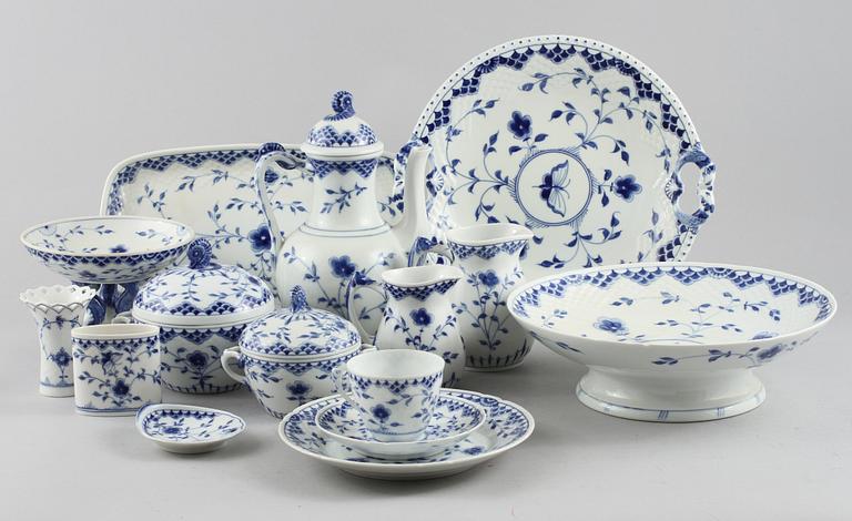 SERVISDELAR, 39 st, porslin, "Sommerfugl", Bing & Gröndahl, omkring 1900-talets mitt.