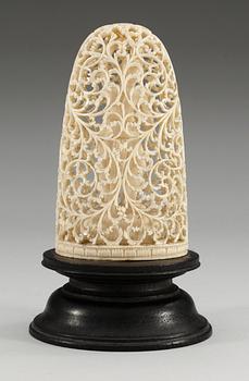 SKULPTUR, benarbete, troligen elfenben. Kina.