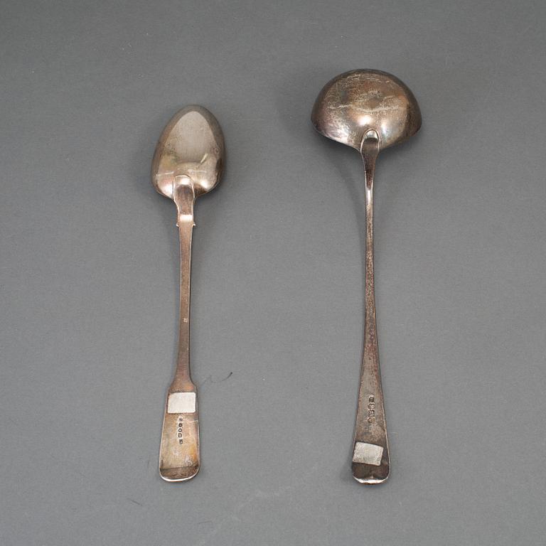 Charles Shipway, ragusked, silver, London 1832 och John Lambe, soppslev, silver, London 1782.