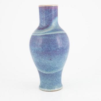 A flambé glazed vase, late Qing dynasty/20th century.